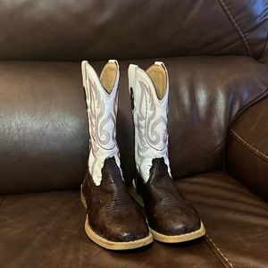 A size 10 boots for kids!